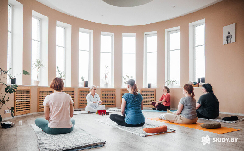 Занятия йогой в студии YogaHall - галерея 3