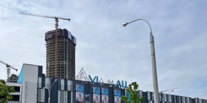 На самом большом торговом центре Беларуси «Avia mall» установили вывеску