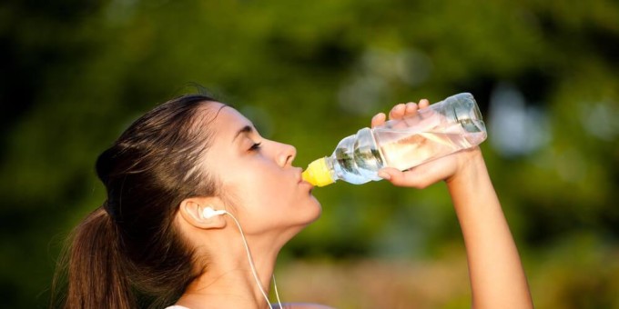 Опасно пить воду из бутылки, которая пролежала на жаре больше двух часов