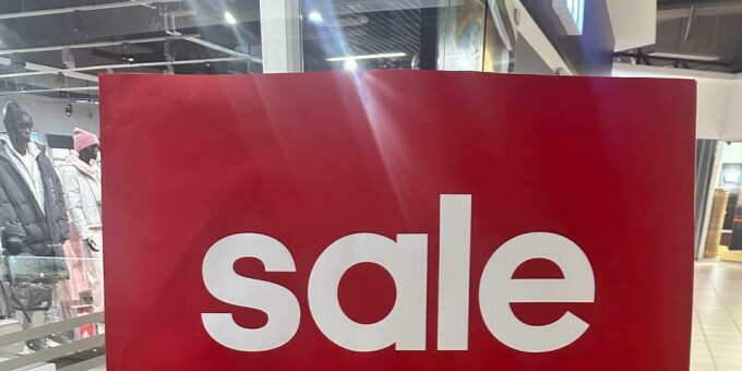 В магазине «Адидас» проходит акция: две вещи по цене одной