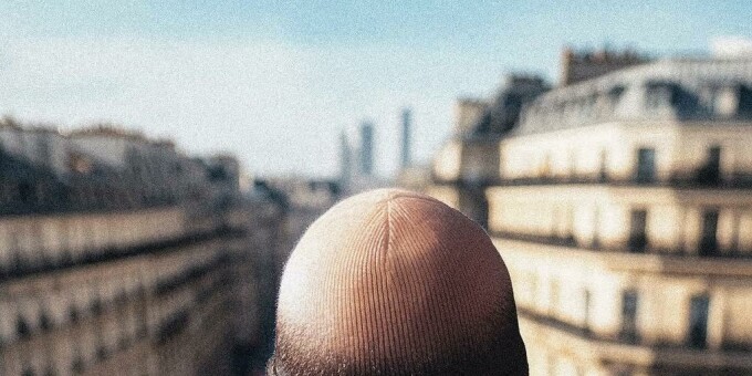 Французский дизайнер создал шапку с имитацией лысины