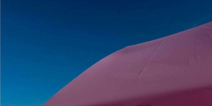 Необычный розовый пляж в Китае