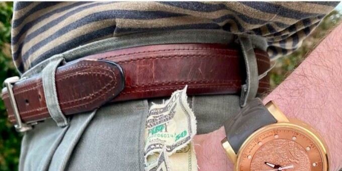 Самые необычные брюки с выпирающими долларами